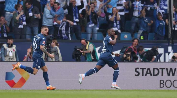 Christopher Antwi-Adjei (Bochum) khống chế bóng gọn gàng sau một đường chuyền sắc bén của đồng đội tại rìa vòng cấm và cứa bóng vào góc cao bên trái khung thành, theo một phong cách đã thành thương hiệu của anh.