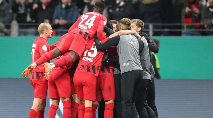 Daichi Kamada (Eintracht Frankfurt) ghi bàn! Randal Kolo Muani đánh đầu đến chỗ của anh ấy trước khi tung một cú sút quá mạnh để thủ môn có thể cản phá. 3:2.