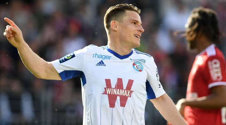 Vào! Kevin Gameiro (Strasbourg) sút bóng bật ra đi chìm vào chính giữa khung thành sau khi bóng đến chỗ anh ấy trong vòng cấm. Tỉ số là 0:1.