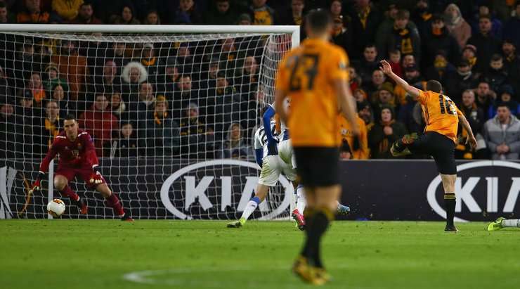 Diogo Jota (Wolves) có một pha đi bóng lắt léo, anh luồn lách qua hàng phòng ngự đối phương và tung một cú sút chính xác, đánh bại thủ môn! Một bàn thắng tuyệt vời! Đây chính là đỉnh cao của bóng đá!