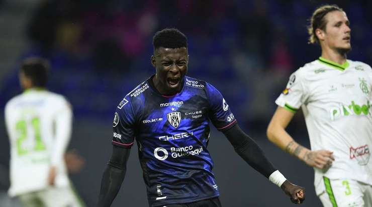 Một pha dứt điểm tuyệt vời! Jhoanner Chavez (Independiente del Valle) phản ứng rất nhanh để đón một quả tạt vào trong vòng cấm và thử vận may với một cú sút dội xà ngang vào lưới. Siêu phẩm!