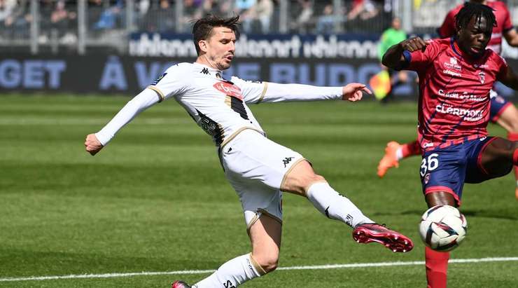 Một màn trình diễn kỹ thuật thú vị! Adrien Hunou (Angers) đón một quả tạt ngay bên ngoài vòng 16m50 và tung một cú sút búa bổ vào góc thấp bên trái. Phải công nhận rằng kỹ thuật dứt điểm của anh là rất tốt.