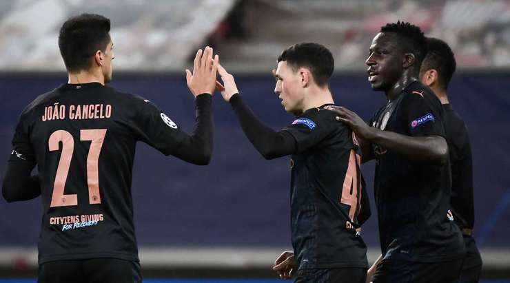 Vào - 0:1! Raheem Sterling chuyền bóng như đặt cho Phil Foden (Manchester City), người có một cú sút chìm từ cự ly gần vào lưới, dễ dàng đánh bại thủ môn.