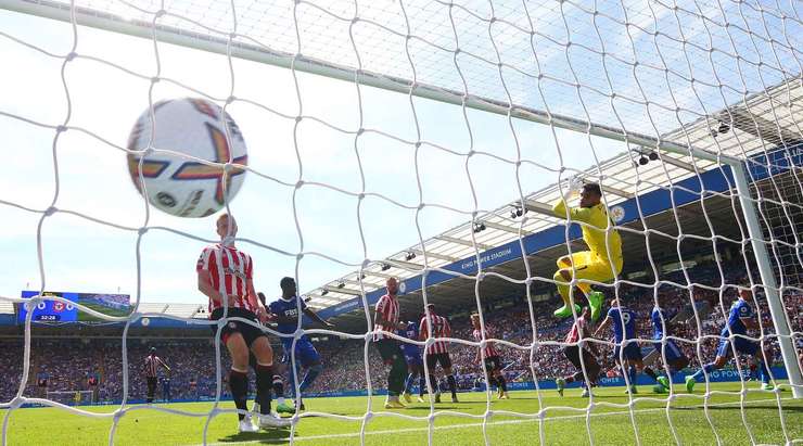 Bóng được treo vào vòng cấm bởi James Maddison từ quả phạt góc. Đó là một đường căng ngang hoàn hảo đến đúng vị trí của Timothy Castagne (Leicester), người đã có một cú đánh đầu tầm xa vào ngay giữa khung thành, nâng tỉ số lên 1:0.