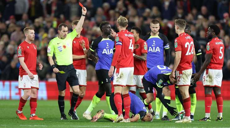 THẺ ĐỎ! Orel Mangala (Nottingham) có một pha vào bóng lỗi và cầu thủ này phải nhận chiếc thẻ vàng thứ hai từ trọng tài Peter Bankes. Anh ấy đã có thể đi tắm sớm.