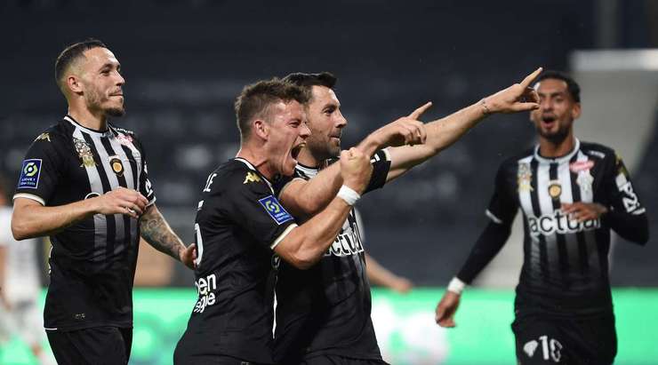Vào! Thomas Mangani (Angers) sút bóng vào góc cao bên trái khung thành, vượt qua tầm với của Jonas Omlin dù thủ môn đã đổ người hết cỡ.