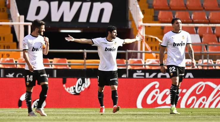 Vào - 1:0! Carlos Soler chuyền bóng như đặt cho Goncalo Guedes (Valencia), người có một cú sút từ cự ly gần vào góc thấp bên trái mành lưới, dễ dàng đánh bại thủ môn.