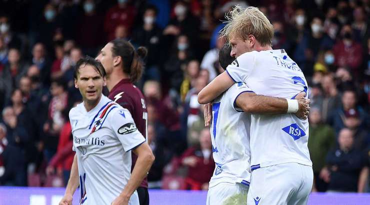 Francesco Di Tacchio (Salernitana) ghi một bàn phản lưới xui xẻo sau khi anh vô tình làm đổi hướng một cú sút.