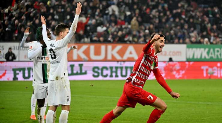 Vào! Dion Drena Beljo (Augsburg) đã có mặt đúng lúc đúng chỗ để chộp lấy bóng bật ra trong vòng cấm, và anh ấy sút bóng thành bàn. Tỉ số là 1:0.