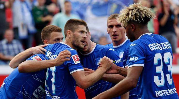Vào! Ozan Kabak đưa bóng đến đầu của Andrej Kramaric (Hoffenheim), người có một nhiệm vụ dễ dàng để ghi bàn vào lưới trống. 0:2.