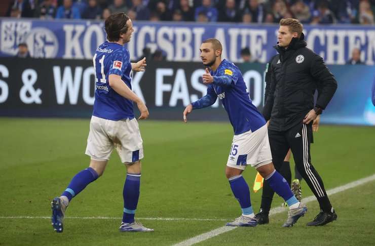 Michael Gregoritsch rời sân và anh sẽ được thay thế bởi Ahmed Kutucu (Schalke).