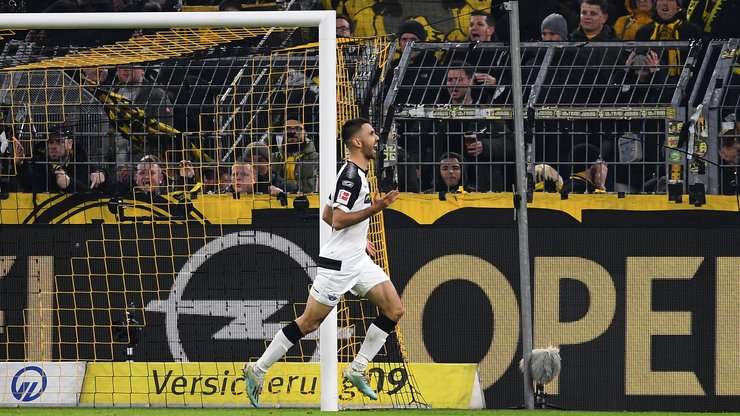 Gerrit Holtmann (Paderborn) lao như vũ bão vào bên trong vòng cấm sau một nỗ lực đột phá tuyệt vời và trước mặt anh chỉ còn lại thủ môn. Chướng ngại vật cuối cùng này cũng cũng bị anh dễ dàng vượt qua bằng một cú đảo chân tinh tế trước khi nhẹ nhàng đưa bóng vào lưới trống. Một bàn thắng đẳng cấp!