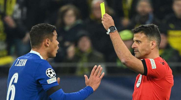 Thiago Silva (Chelsea) nhận một chiếc thẻ vàng rõ ràng. Trọng tài không có sự lựa chọn nào khác trong tình huống đó.