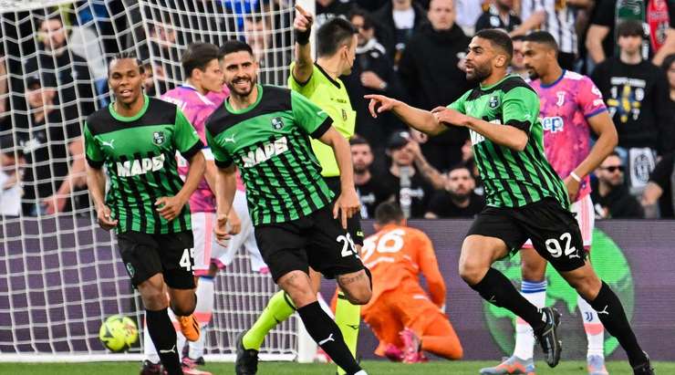Vào! Gregoire Defrel (Sassuolo) sút bóng bật ra vào góc phải phía dưới sau khi bóng đến chỗ anh ấy trong vòng cấm. Tỉ số là 1:0.