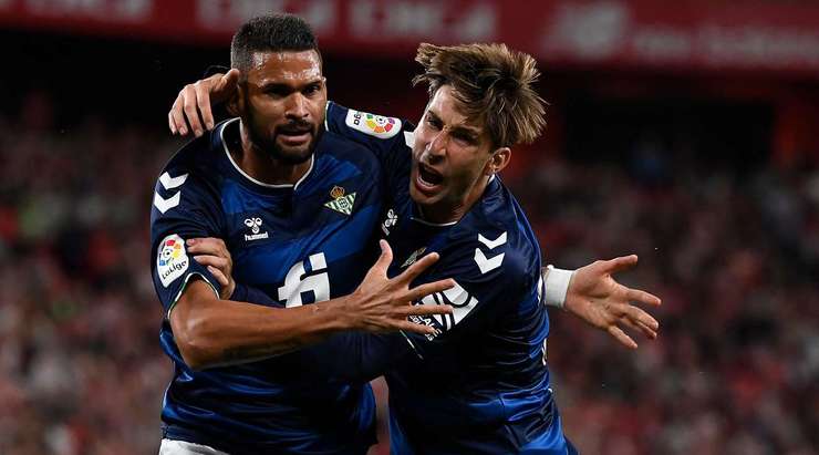 Vào! Willian Jose (Betis) lấy bóng bật ra trong vòng cấm và sút thành bàn, vào góc trái phía dưới.