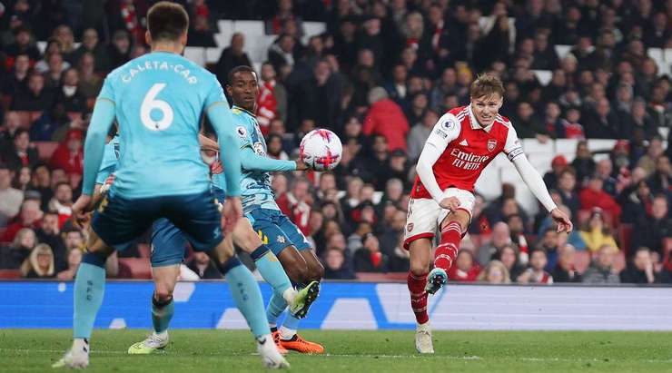 Martin Odegaard (Arsenal) nhận bóng tại rìa vòng cấm và anh ghi một bàn thắng đầy ma thuật với cú sút chuẩn xác hiểm hóc về phía bên trái khung thành!