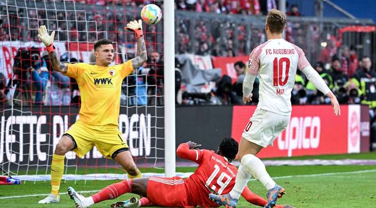 Joao Cancelo thực hiện một quả tạt bổng chính xác vào vòng cấm. Alphonso Davies (Bayern Munich) đón bóng và dứt điểm nhanh vào phía trong cột dọc bên phải. Thủ môn đã không có cơ hội nào để cản phá! Tỉ số đã được thay đổi thành: 5:2.