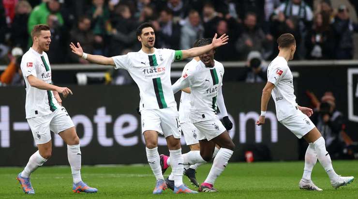 Bóng đã nằm gọn trong lưới! Lars Stindl (B. Monchengladbach) tung một cú vô-lê xuất sắc từ rìa vòng cấm và nó đi vào góc phải phía dưới, khiến thủ môn không thể làm gì được. Jonas Hofmann là người đã kiến tạo bàn thắng. Một pha dứt điểm tuyệt vời, 1:0.