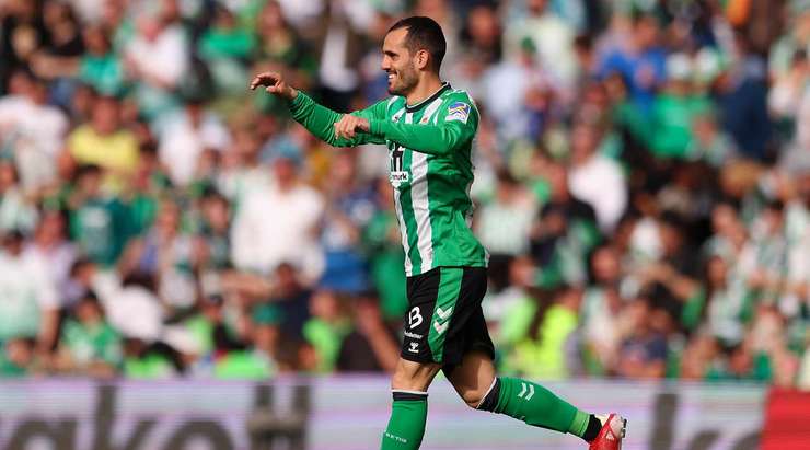 Vào! Sau khi nhận một đường chuyền tốt, Juanmi (Betis) nhanh chân tung một cú sút chìm vào chính giữa khung thành, đưa bóng lọt qua người thủ môn. Khi có may mắn thì đúng là sút kiểu gì cũng vào!