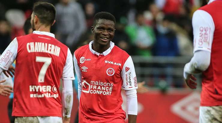 Vào! Moussa Doumbia (Reims) len lỏi qua các cầu thủ đối phương trước khi tung một cú sút tuyệt diệu từ rìa vòng cấm vào phía trong cột dọc bên trái. Thủ môn Stephane Ruffier đã không có cơ hội nào để chạm vào quả bóng. Tỉ số là 3:1.