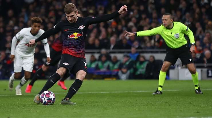 Vào! Timo Werner (RB Leipzig) giành chiến thắng trên chấm phạt đền bằng một cú sút không thể cản phá, vượt qua tầm với của thủ môn Hugo Lloris vào góc trái khung thành.