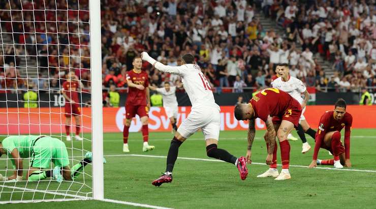 Đây chắc chắn không phải là điều mà Gianluca Mancini (AS Roma) mong muốn. Nỗ lực ngăn cản một đường chuyền tấn công của đối phương và anh ấy đã đưa bóng về lưới nhà. Tỉ số lúc này là 1:1.