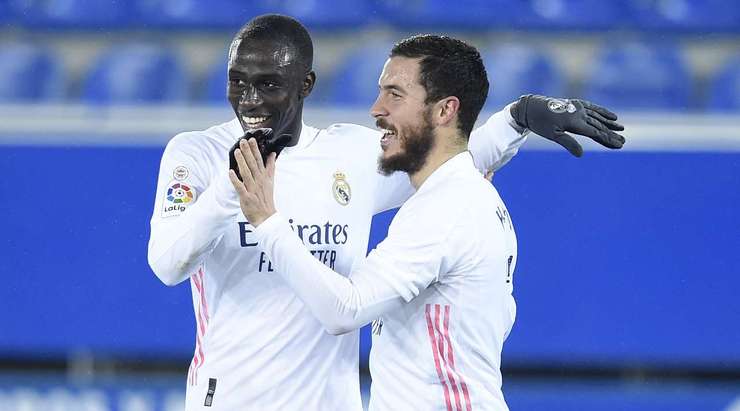Eden Hazard (Real Madrid) nhận bóng trong vòng cấm, anh xoay trở rất nhanh nhẹn và tung cú sút chìm, găm bóng vào chính giữa khung thành.