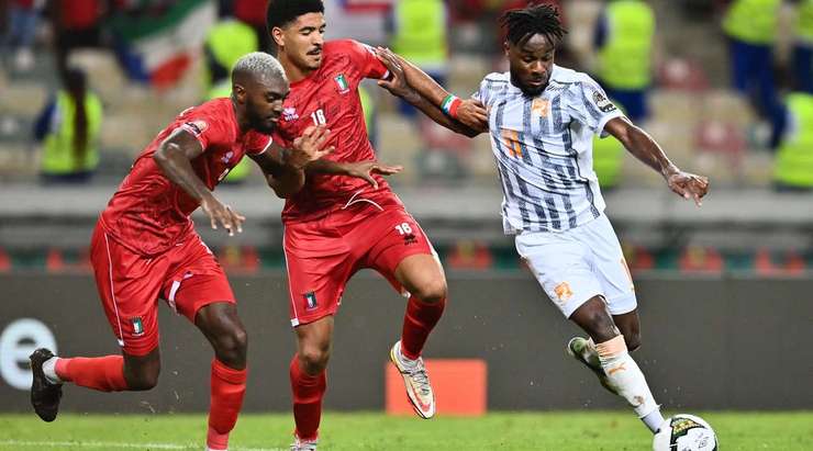 Maxwel Cornet (Bờ Biển Ngà) nhận một đường chuyền trong vòng cấm và dứt điểm, nhưng cú sút của anh bị một hậu vệ đối phương xuất sắc cản phá.