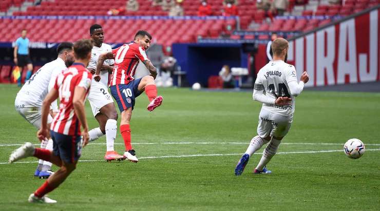 Bóng đã đi vào lưới! Angel Correa (Atl. Madrid) thử vận may của mình từ rìa vòng cấm và thần may mắn đã mỉm cười khi cú sút của anh đi trúng một cầu thủ khác và đổi hướng, khiến thủ môn Alvaro Fernandez không kịp trở tay. Tỉ số đã được nâng lên 1:0.