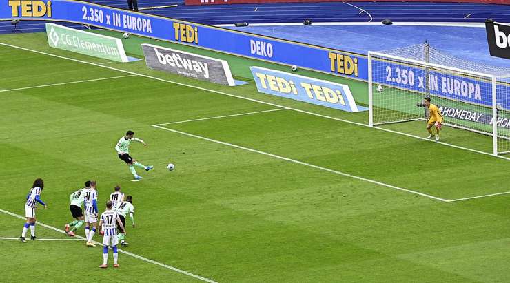VÀO! Đó là một cú sút phạt đền tuyệt vời của Lars Stindl (B. Monchengladbach) về phía góc thấp bên trái khung thành, không có một chút cơ hội nào cho thủ môn Alexander Schwolow để cản phá!