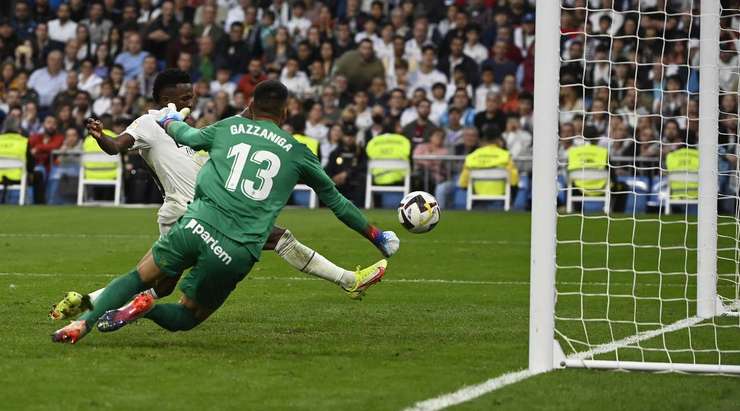 Vào! Federico Valverde dọn cỗ cho Vinicius Junior (Real Madrid), người ghi bàn với một pha dứt điểm cự li gần đơn giản. Tỉ số là 1:0.