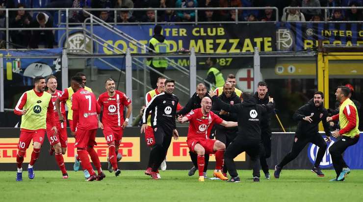 Luca Caldirola (Monza) đón quả phạt góc và thể hiện khả năng săn bàn của mình với một cú đánh đầu lạnh lùng từ cự li gần vào góc cao bên trái cầu môn. Tỉ số là 0:1.