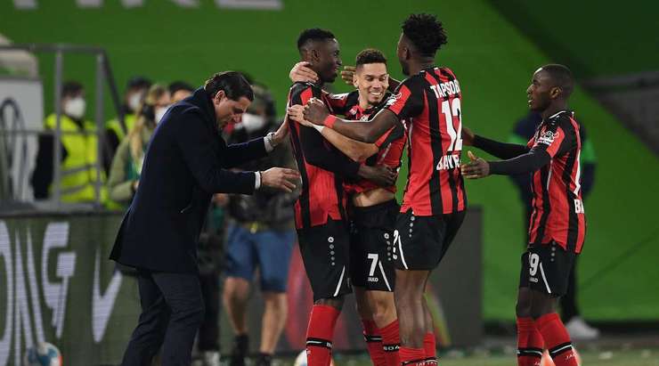 Paulinho (Bayer Leverkusen) đánh đầu đưa bóng vào sát mép trong cột dọc bên trái sau một quả tạt tuyệt đẹp. Tình huống bật cao đánh đầu hoàn hảo của anh sẽ là một khoảnh khắc khó quên của trận đấu ngày hôm nay.