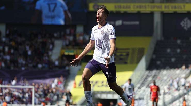 Stijn Spierings (Toulouse) ghi bàn! Anh ấy đón đường chuyền của đồng đội và tung một cú sút hoàn hảo từ rìa vòng cấm, bóng vượt qua thủ môn và đi thẳng vào nóc lưới.