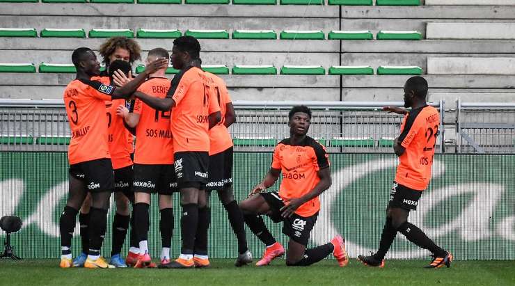 El Bilal Toure (Reims) đón bóng từ quả phạt góc trước đó và tung cú đánh đầu chuẩn xác vào góc cao bên phải trong sự ngỡ ngàng của thủ môn. Các cầu thủ đối phương đang nhìn nhau, dường như họ chưa kịp hiểu chuyện gì đã xảy ra. Ai sẽ là người chịu trách nhiệm? El Bilal Toure (Reims) đã có lý do để ăn mừng!