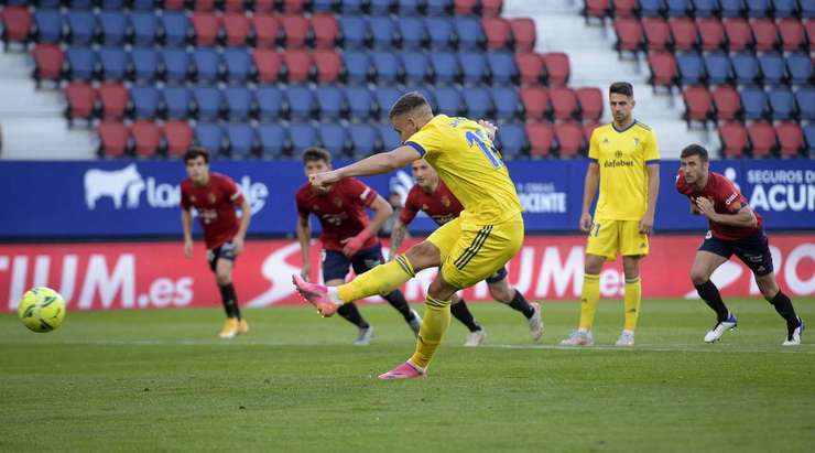 Vào! Ivan Saponjic (Cadiz) tung cú sút mạnh từ chấm phạt đền, bóng đi chìm và hiểm hóc vào góc thấp bên trái khung thành.