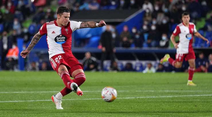 Một cú sút tuyệt đẹp! Santi Mina (Celta Vigo) đón đường chọc khe chuẩn xác của Thiago Galhardo và tung một cú sút không thể cản phá từ rìa vòng cấm vào góc thấp bên phải khung thành. Một bàn thắng tuyệt vời. Tỉ số bây giờ là 0:3.