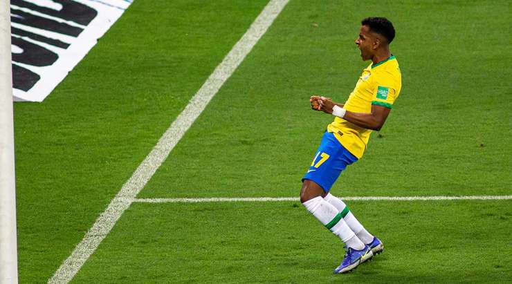 Vào! Bruno Guimaraes chuyền bóng đến chân của Rodrygo (Brazil), người đứng trước mành lưới trống và không gặp khó khăn đệm bóng vào khung thành. 4:0.