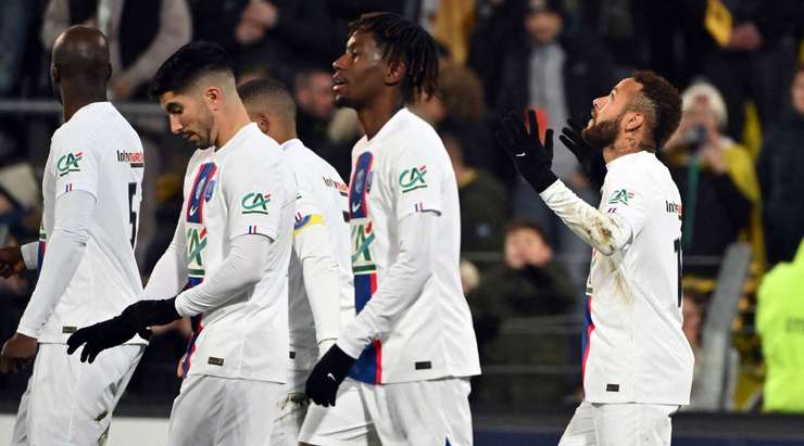 Neymar (Paris SG) đón một đường chuyền trong vòng cấm và ghi bàn với một cú sút chìm vào giữa khung thành. Thủ môn đã không thể làm gì được.