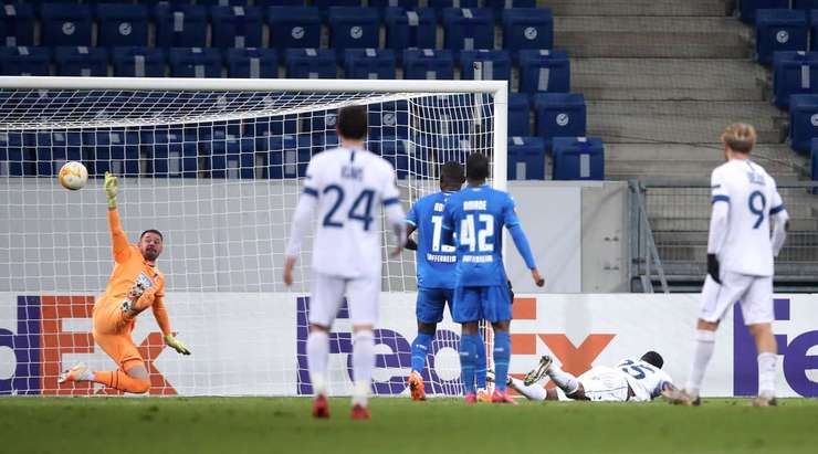 Tim Kleindienst tung một cú sút nguy hiểm và bóng đi trúng cột dọc bật ra. Nurio Fortuna (Gent) đang đứng ở bên trong vòng cấm liền có mặt kịp thời và dứt điểm nhanh vào góc trái khung thành, không cho thủ môn một cơ hội nào. Tỉ số bây giờ là 4:1.
