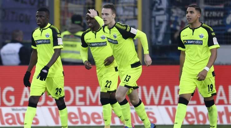 Vào! Christopher Antwi-Adjej (Paderborn) đã không do dự tung cú sút ngay ngoài vòng cấm. Đó là một cú sút căng tuyệt đẹp, đánh bại thủ môn đối phương.