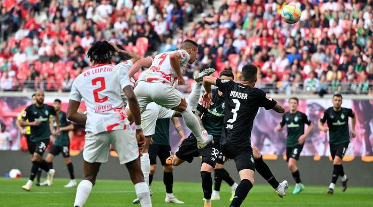 Willi Orban (RB Leipzig) phản ứng rất nhanh sau đường chuyền bị đổi hướng của Christopher Nkunku và từ sau lưng thủ môn, anh trình diễn một cú đánh đầu ở cự ly gần, đưa bóng vào góc cao bên trái khung thành. Tỉ số là 1:1.