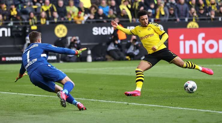 Vào! Thorgan Hazard kiến tạo cho Jadon Sancho (Dortmund) một đường chuyền tốt trong vòng cấm. Nó cho phép anh ấy dứt điểm với một cú sút chuẩn xác vào chính giữa khung thành. 1:0.