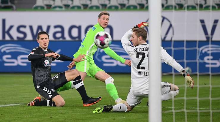 Vào! Renato Steffen nạp đạn cho Wout Weghorst (Wolfsburg) ở một vị trí bên trong vòng cấm, và cầu thủ này đã giữ được cái đầu lạnh để sút bóng vào góc phải khung thành, làm tung lưới thủ môn đối phương. Tỉ số là 2:0.