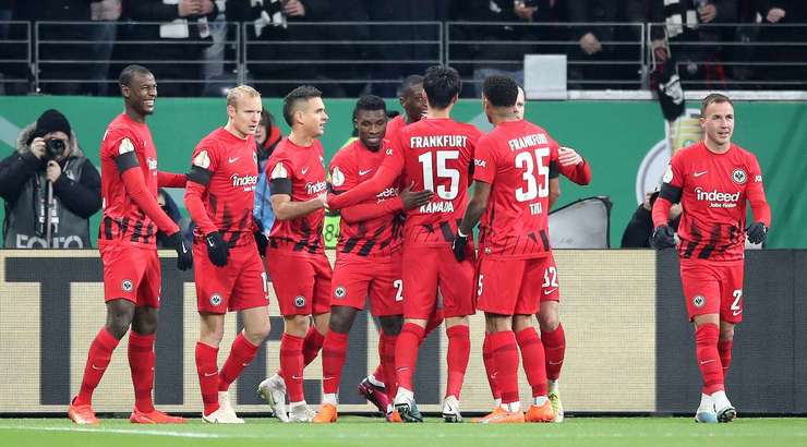 Vào rồi! Randal Kolo Muani (Eintracht Frankfurt) bức tốc vào vòng cấm và chọn đúng điểm rơi sau đường căng ngang của Buta trước khi dứt điểm cận thành đẹp mắt làm tung nóc lưới khung thành đối phương. Tỉ số là 1:0.