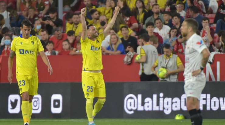 Lucas Perez (Cadiz) vừa trình diễn khả năng ma thuật của mình với một cú sút phạt hoàn hảo, bóng vẽ một đường cong đẹp mắt trước khi dội cột dọc bên trái và vào lưới.
