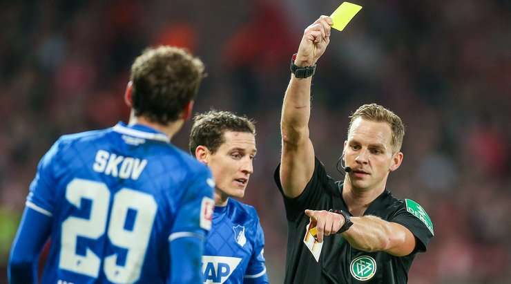 Robert Skov (Hoffenheim) bị phạt thẻ vàng sau một pha tắc bóng. Anh ấy có vẻ không đồng ý với quyết định vừa rồi, nhưng trọng tài Soren Storks sẽ không nghe bất kì lời tranh cãi nào.