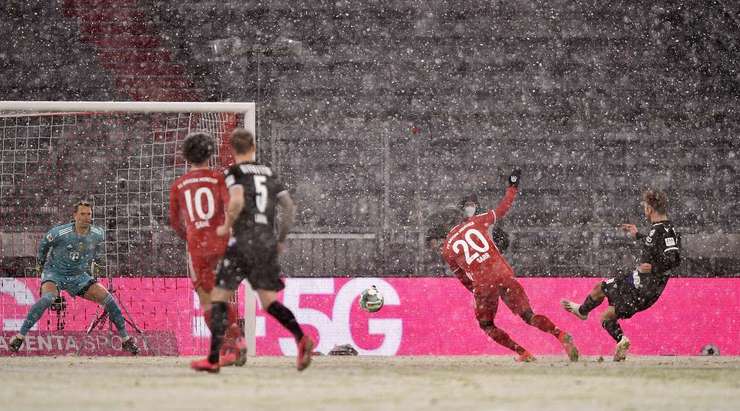 Vào! Đường kiến tạo của Manuel Prietl đặt Michel Vlap (Arminia Bielefeld) vào một vị trí rất thoáng, đối diện với thủ môn. Cầu thủ này dứt điểm nhanh bằng một cú sút hiểm hóc từ bên trong vòng cấm, đưa bóng vào góc trái khung thành. Tỉ số là 0:1.