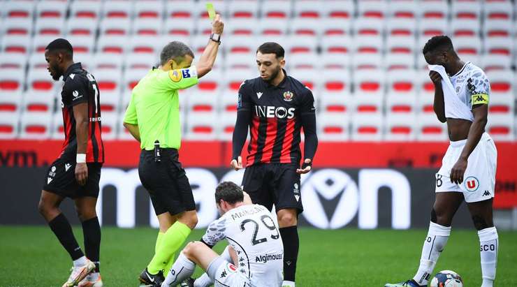 Jerome Miguelgorry rút thẻ vàng cho Amine Gouiri (Nice) vì pha phạm lỗi nặng.