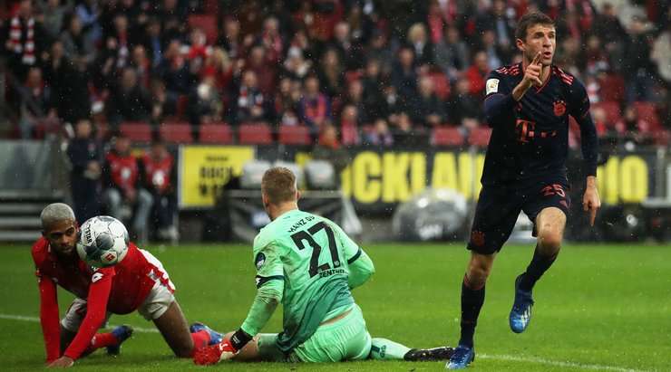 Thomas Muller (Bayern Munich) nhận một đường chuyền sát thủ của đồng đội và sút chìm vào chính giữa khung thành, không cho thủ môn chút cơ hội nào.